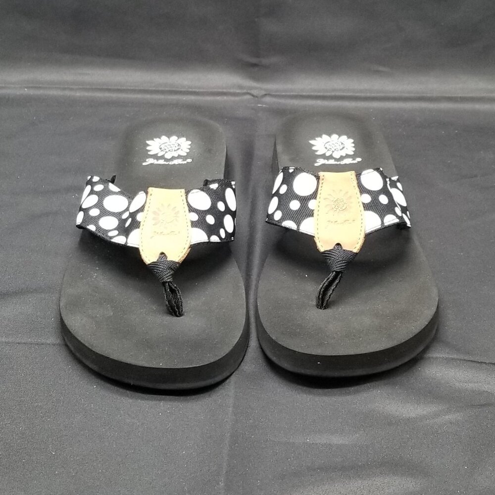 Yellow Box Blair Flip Flops in Black Size 8